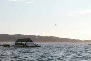 Pontonul din larg - sala de așteptare pentru parasailing