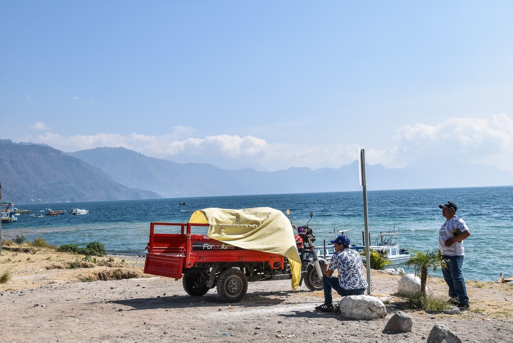 Atitlan, înconjurat de vulcani