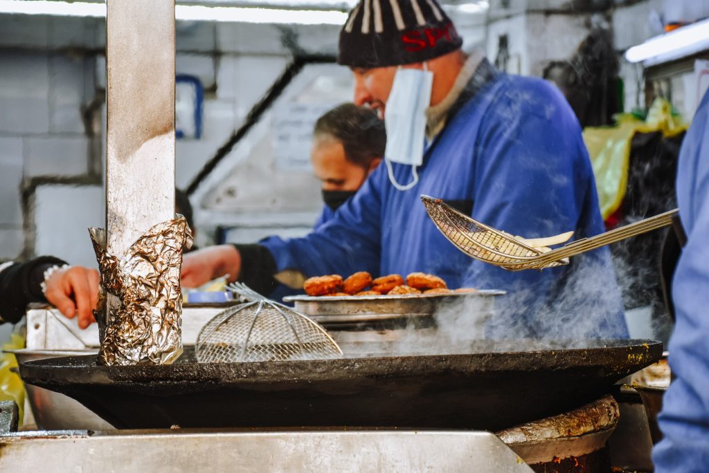 Se pregătește falafel | mâncăruri în Iordania