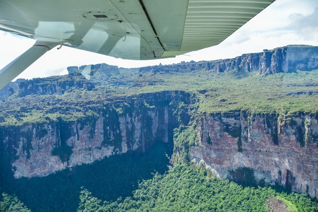 Zbor cu un avion mic mic, la Salto Angel