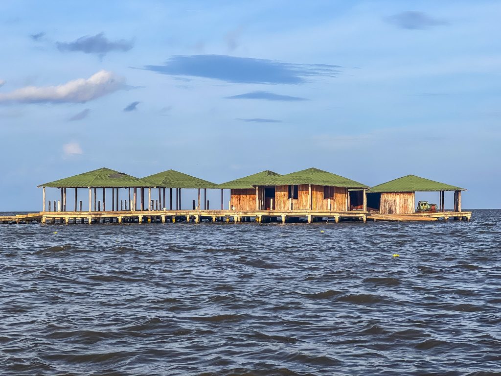 Platformele din lacul Maracaibo, unde petreci noaptea pentru a vedea Catatumbo