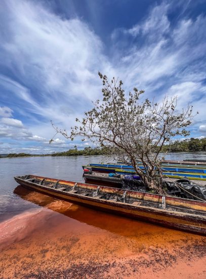 Curiara, un fel de canoe cu motor cu care mergi la Salto Angel