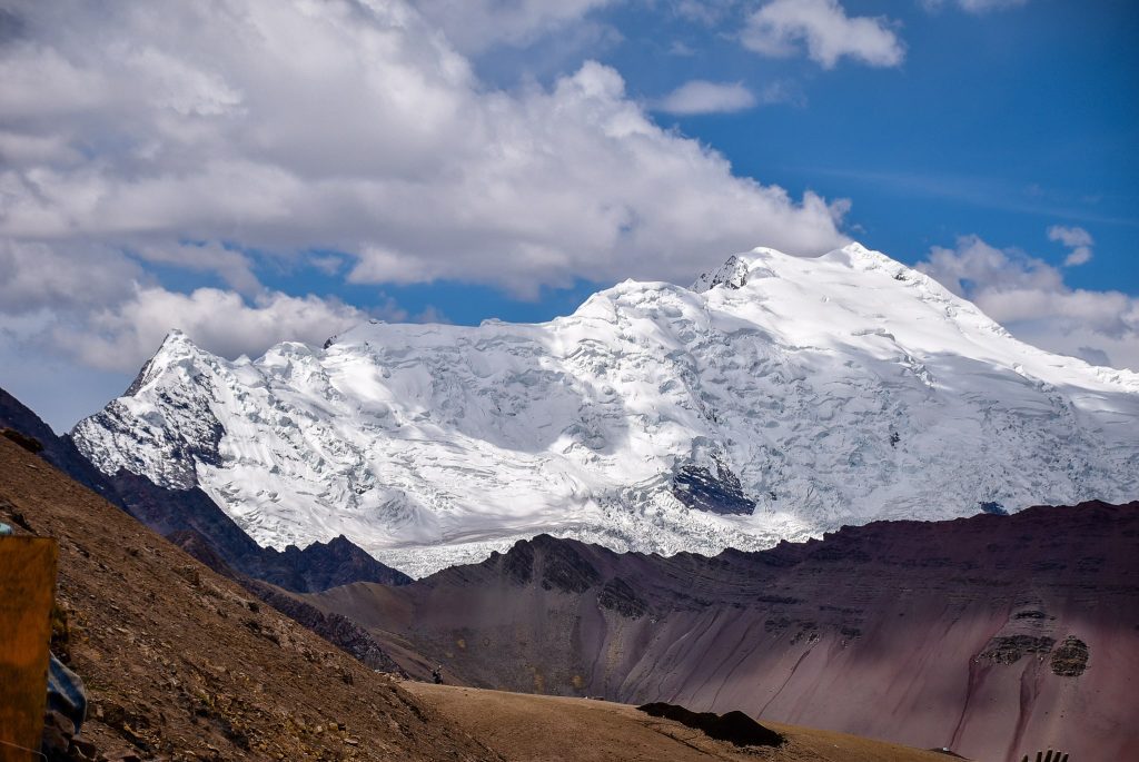 Mărețul ghețar de lângă Rainbow Mountain