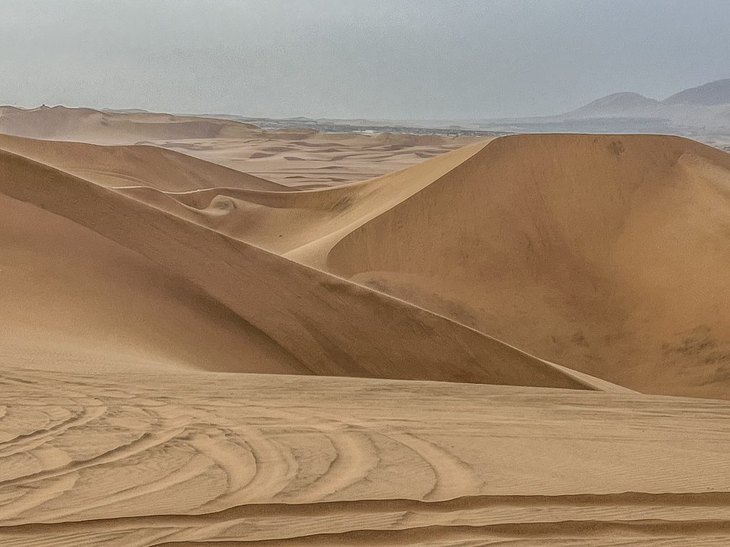 Deșertul pur din jurul Huacachina