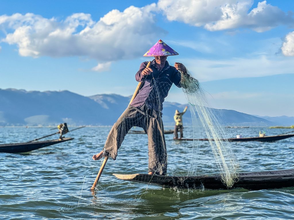 Pescarii acrobați de pe Inle Lake.