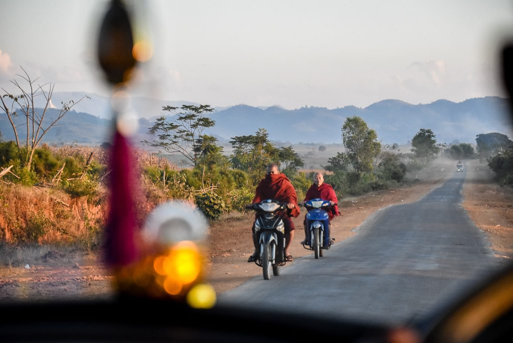 Pe drumurile din Myanmar