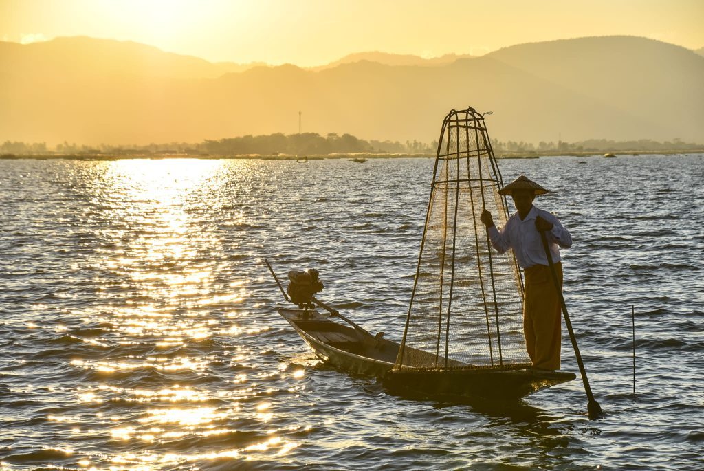 Pescarii acrobați de pe Inle Lake