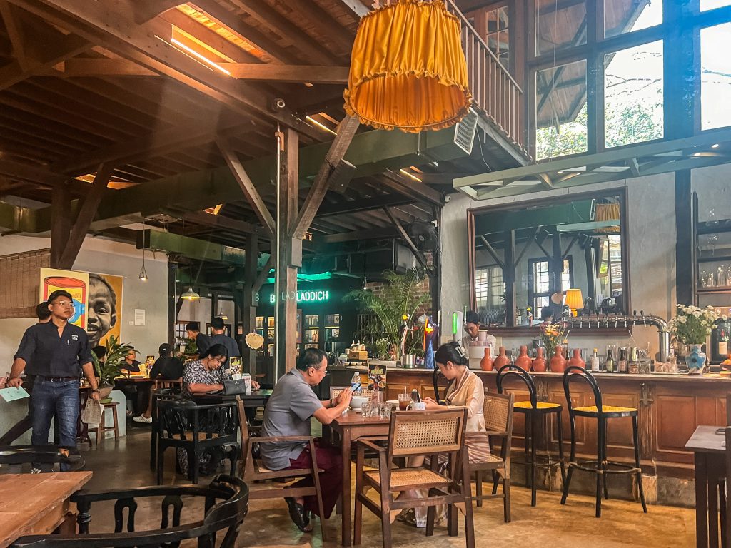 Interiorul unui restaurant din Yangon